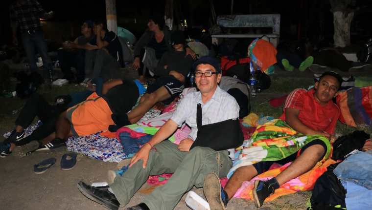 Juan Ernesto Bonilla, quien se alimenta con sonda, junto a un grupo de salvadoreños en el parque de Ciudad Pedro de Alvarado, Moyuta, Jutiapa. (Foto Prensa Libre: Enrique Paredes)