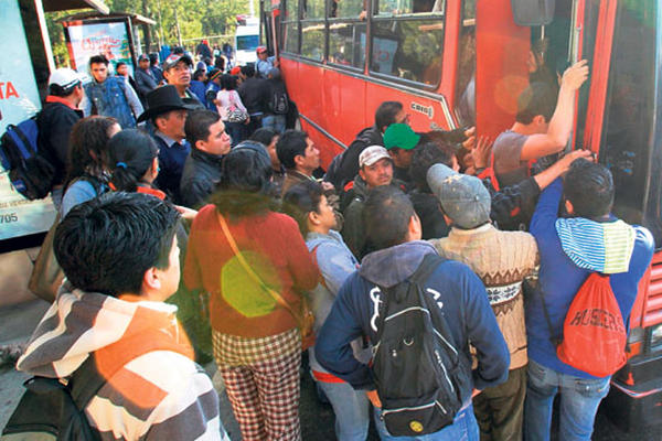Usuarios se ven afectados por la paralización  de autobuses de la ruta 204, que recorre de la zona 1 a la Universidad de San Carlos.