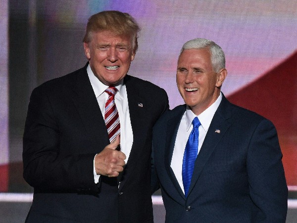 Donald Trump (i) junto Mike Pence al final del tercer día de la Convención Republicana. (Foto Prensa Libre: AFP)