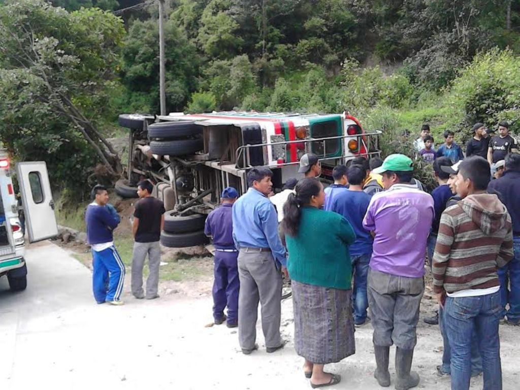 Curiosos permanecen en el lugar donde ocurrió el percance del bus, en Tecpán Guatemala, Chimaltenango. (Foto Prensa Libre: José Rosales)