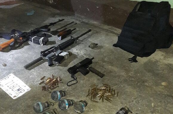 Las armas localizadas en una vivienda de la zona 3 de Cobán, Alta Verapaz, fueron embaladas por fiscales del MP. (Foto Prensa Libre: PNC)