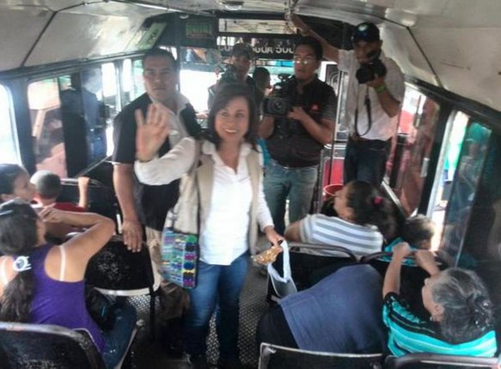 La candidata a la Presidencia subió varios buses que circulan en la zona 6 capitalina. (Foto Prensa Libre: Carlos Álvarez)