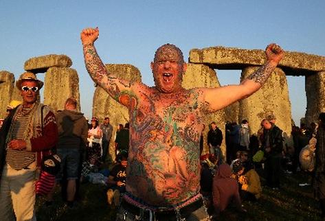 Británicos celebran el solisticio en el monumento prehistórico de Stonehenge. (Foto Prensa Libre: AFP)