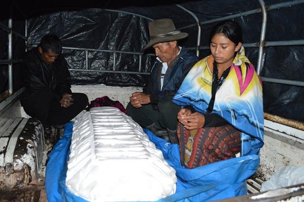 Familiares de Hernán Sales Pérez señalan que el menor no fue atendido en   el hospital de Huehuetenango. (Foto Prensa Libre: Mike Castillo)