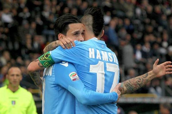 Callejón celebra con Hamsik en el juego de este sábado. (Foto Prensa Libre: EFE)