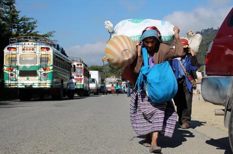 Pobladores en diferentes lugares tuvieron que caminar varios kilómetros por los bloqueos que se dieron en diferentes rutas. (Foto Prensa Libre: Hemeroteca PL)
