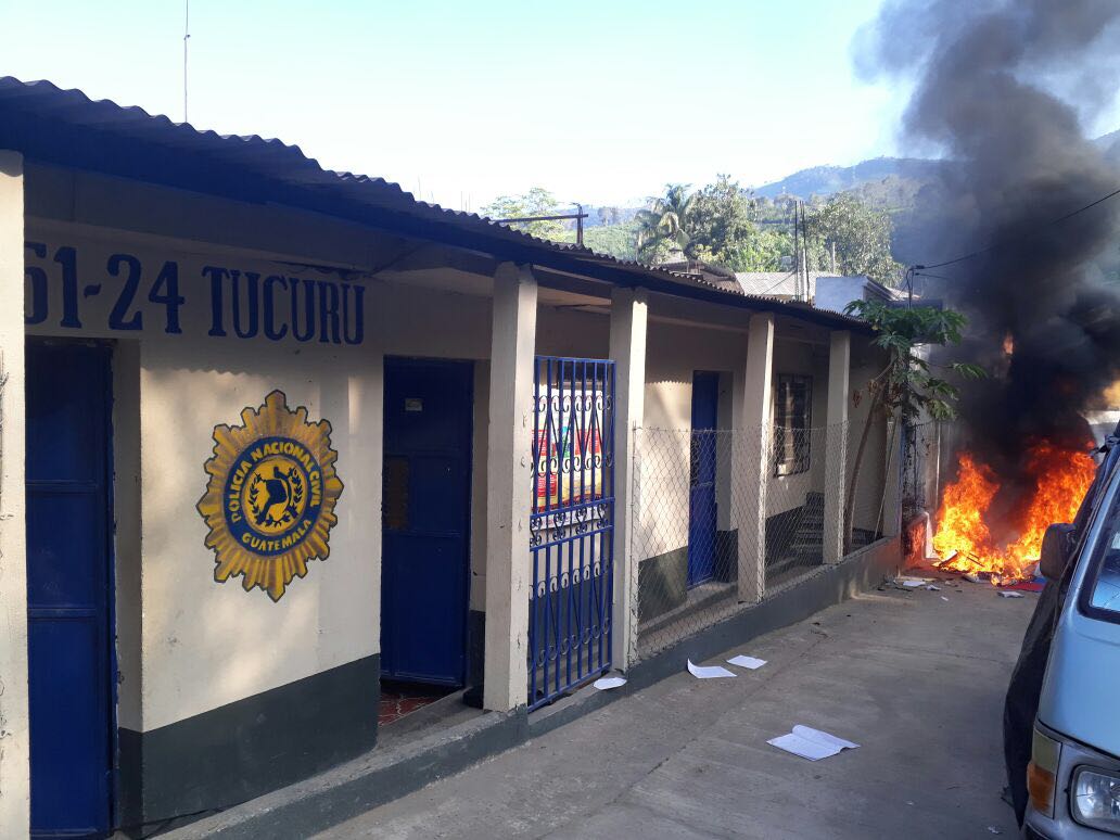 Pobladores inconformes quemaron parte del mobiliario destruido en subestación de Tucurú. (Foto Prensa Libre: Cortesía).