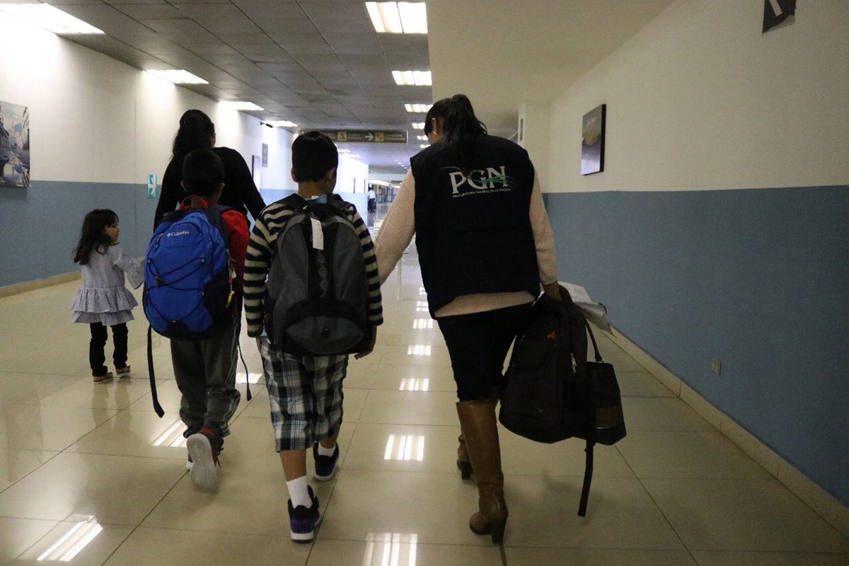 Menores no acompañados fueron retornados desde EE.UU., y  acompañados por la Procuraduría General de la Nacioón. (Foto Prensa Libre: Hemeroteca PL)