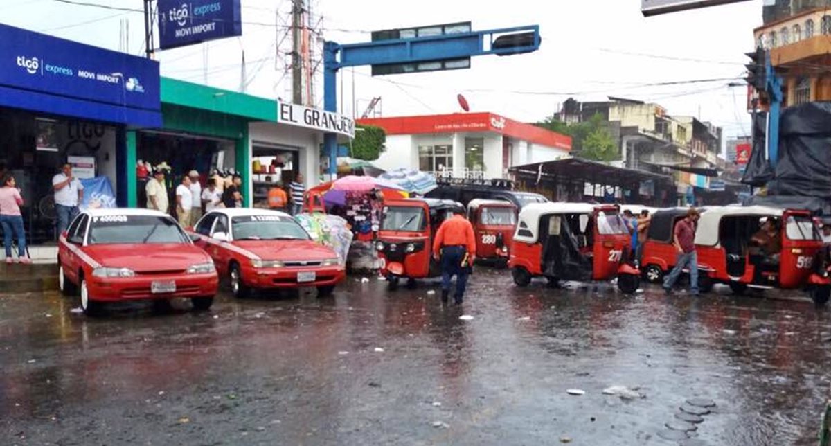 Decenas de mototacistas bloquearon el ingreso a Malacatán, San Marcos. (Foto Prensa Libre: Alexánder Coyoy)