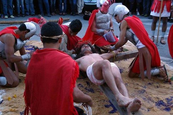 Un grupo de jóvenes dramatiza en Jalapa la crucifixión de Jesús. (Foto Prensa Libre: Hugo Oliva) <br _mce_bogus="1"/>