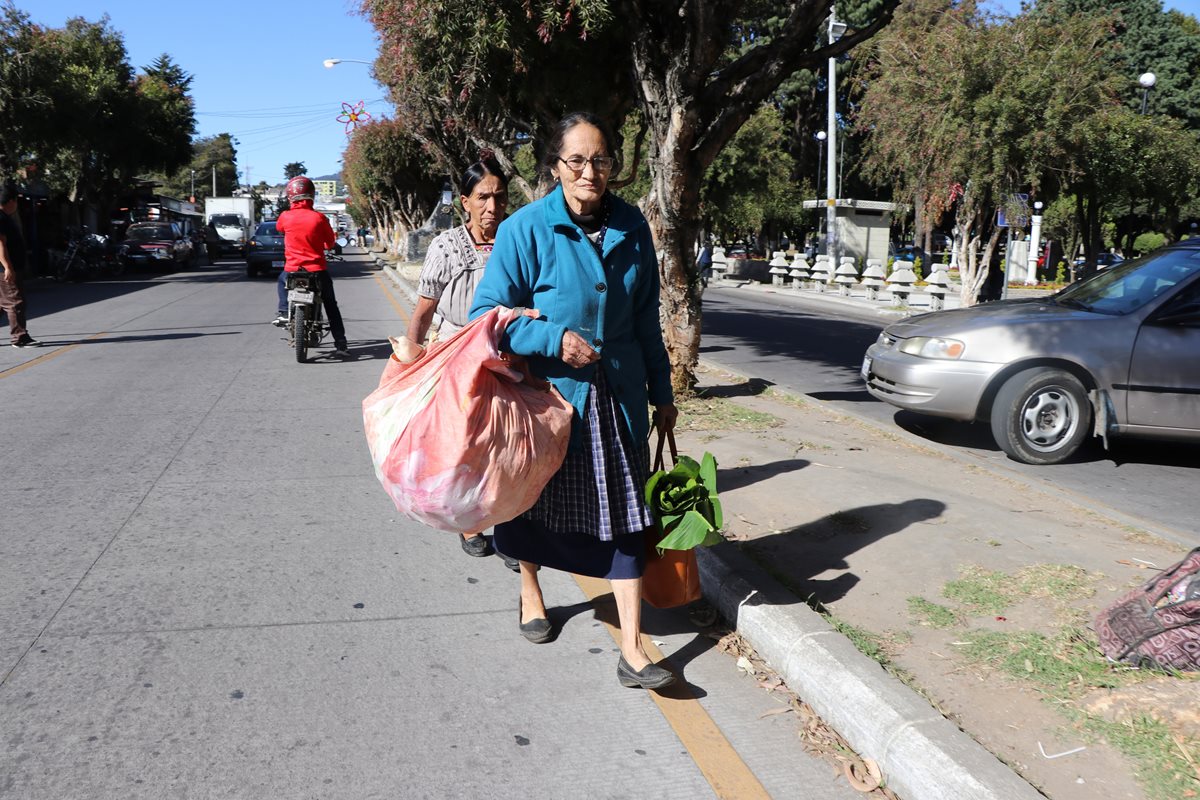 Pobladores caminan para llegar a su destino, debido a que la manifestación impedía la circulación de vehículos. (Foto Prensa Libre: Whitmer Barrera).