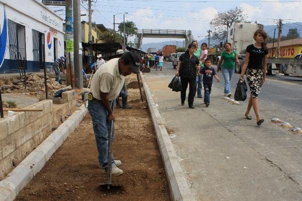 Los pasos peatonales serán jardinizados. (Foto Prensa Libre: Carlos Paredes)