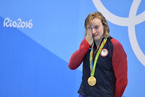Katie Ledecky llora de la emoción por ser una de las estrellas de la natación en Río 2016. (Foto Prensa Libre: EFE)