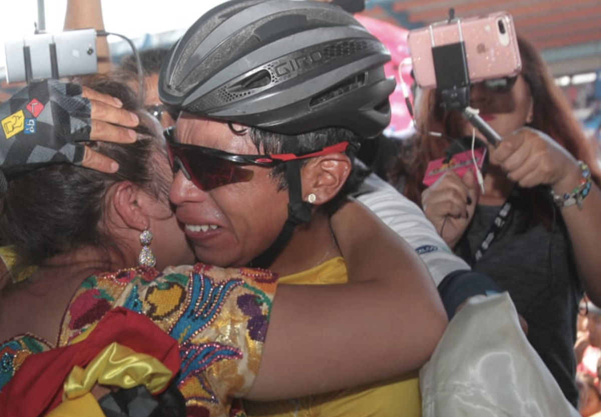 Alfredo Ajpacajá fue felicitado por su esposa al llegar a zona de premiación. (Foto Prensa Libre: Norvin Mendoza)