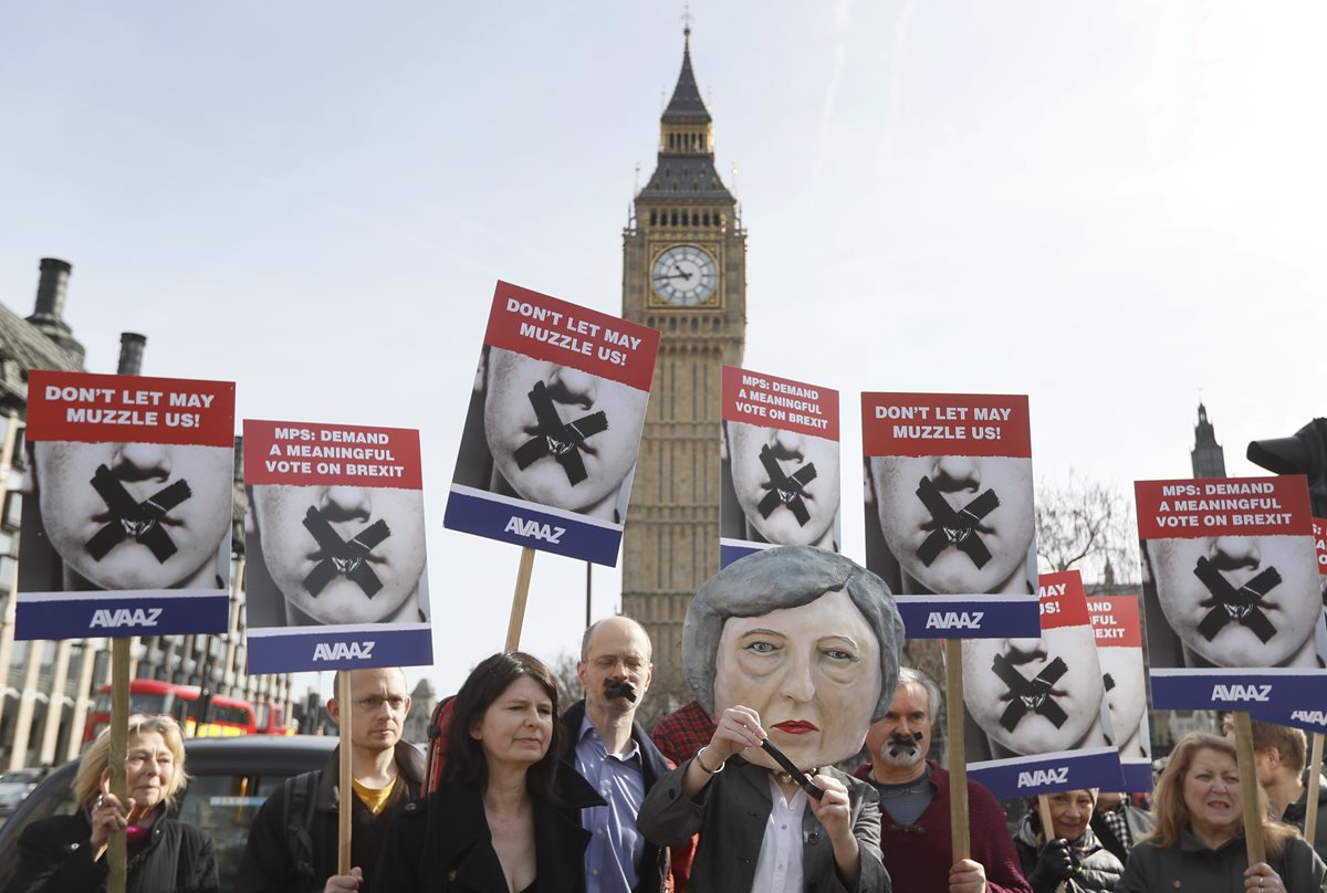 Protesta contra el brexit y Theresa May frente al Parlamento de Londres. (Foto Prensa Libre: AP)