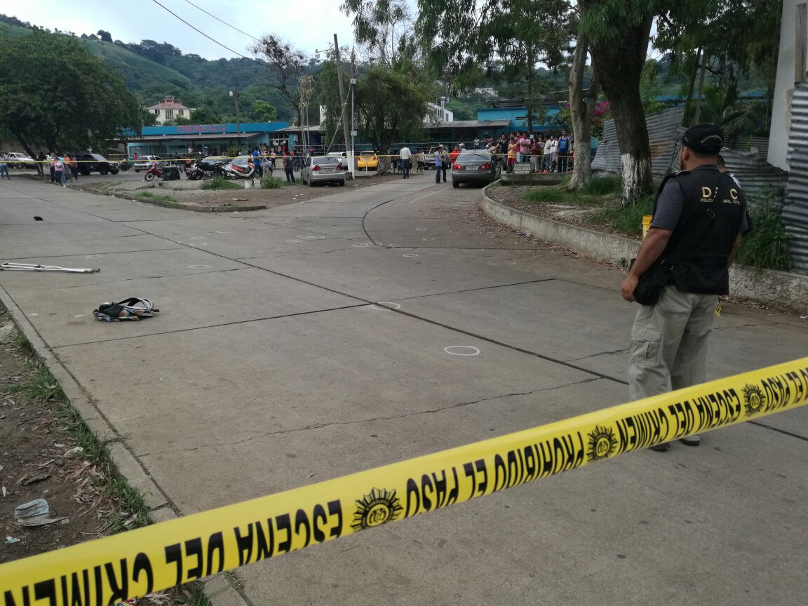 Agentes de la PNC recaban evidencias en el parqueo del Hospital Regional de Cuilapa, donde fue rescatado un reo. (Foto Prensa Libre: Oswaldo Cardona)