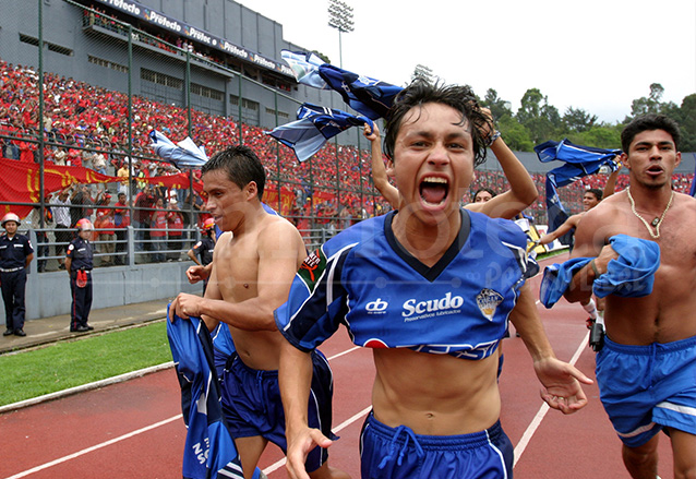 Los cobaneros campeones dieron la vuelta olímpica en el Mateo Flores. (Foto: Hemeroteca PL)