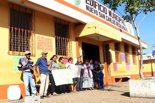 Un grupo de exempleados permanece frente a la comuna de Nuevo San Carlos, para pedir su reinstalación. (Foto Prensa Libre: Rolando Miranda)<br _mce_bogus="1"/>
