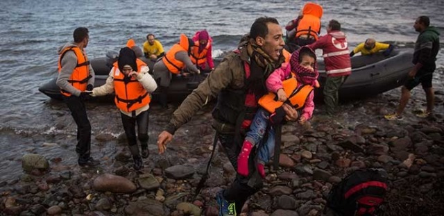 Guardia costera griega rescata a 10 migrantes. (Foto Prensa Libre: AFP)