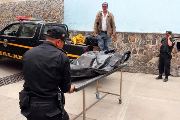 El cuerpo presentaba señas de bala y machetazos. (Foto Prensa Libre: Hugo Oliva)