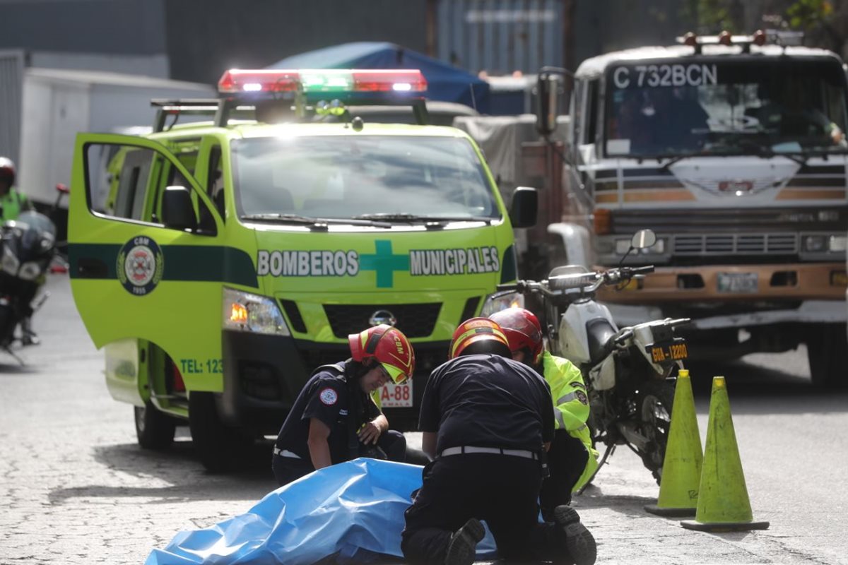 El cadáver fue localizado en una calle principal en colonia Atlántida, zona 18. (Foto Prensa Libre: Erick Ávila)