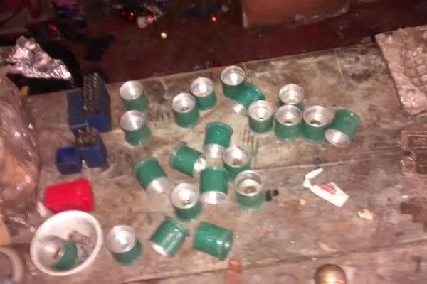 Parte de los utensilios decomisados en la fábrica de granadas, en Huehuetenango. (Foto Prensa  Libre)