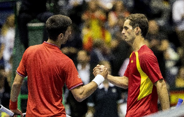 Albert Ramos, de España, felicita a Djokovic al finalizar el partido de Copa Davis. (Foto Prensa Libre: EFE).