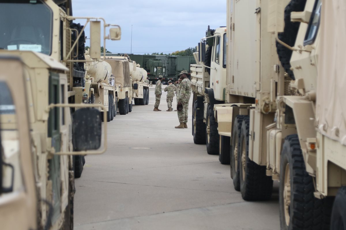 Militares estadounidenses preparan sus vehículos para apoyar operaciones fronterizas. (Foto Prensa Libre: AFP)