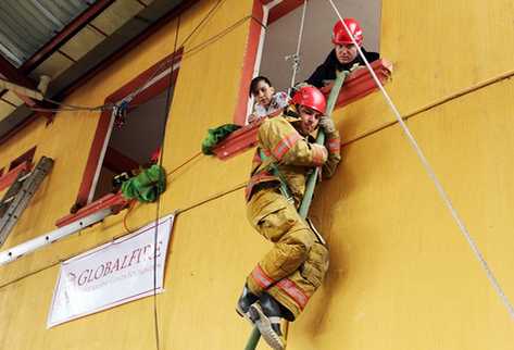 Bombero prática técnica de rescate durante la capacitación en la 11 Compañía de Bomberos Voluntarios de Retalhuleu. (Foto Prensa Libre: Rolando Miranda)
