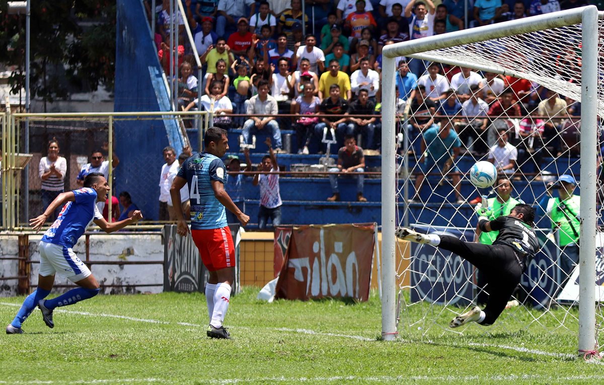 Gerson Tinoco anota el 1-0 para Suchitepéquez contra Mictlán.