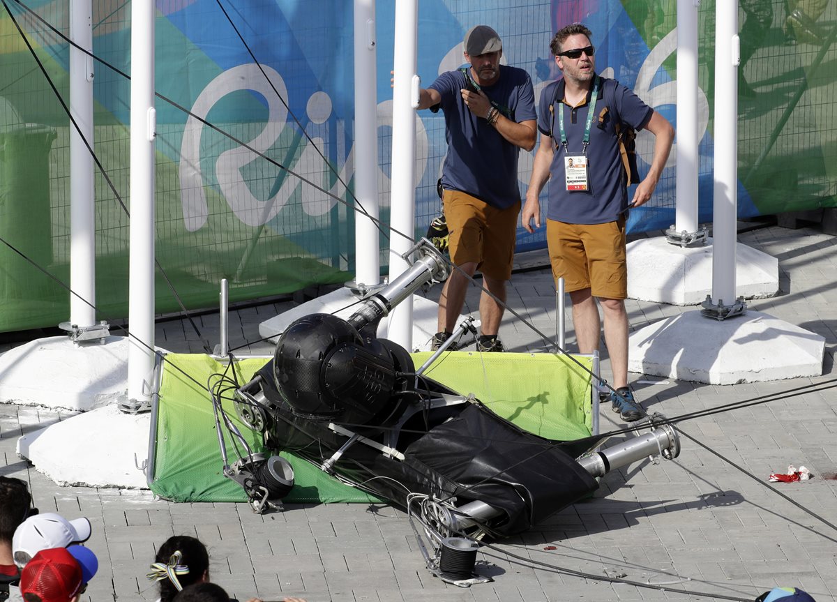 Así quedó la cámara después de caer al suelo. (Foto Prensa Libre: AP)
