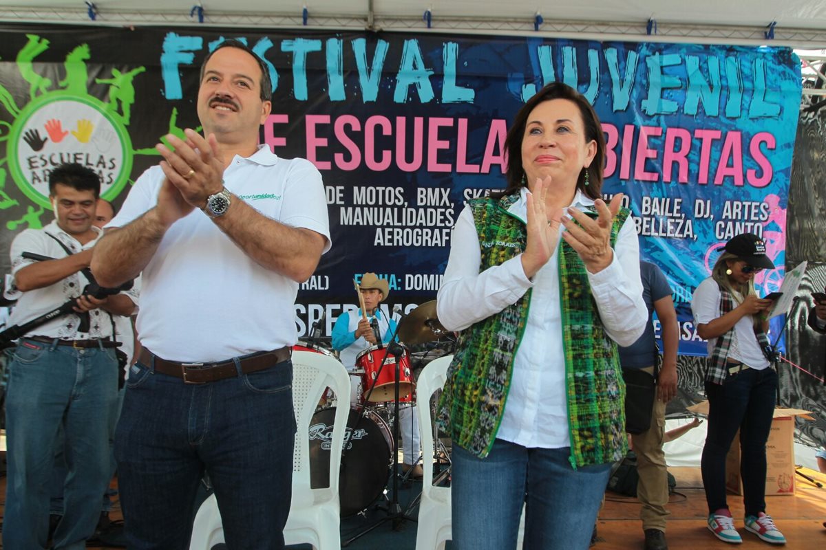 Torres y Leal estuvieron presentes en el festival de Escuelas Abiertas en la Plaza de la Constitución. (Foto Álvaro Interiano)
