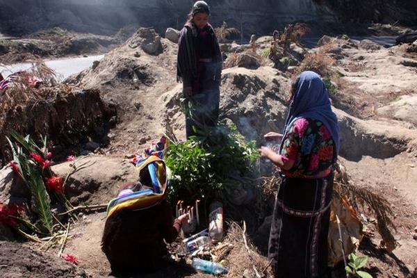 Familiares de las víctimas que murieron por el alud en Nahualá, Sololá, durante la tormenta Ágatha, visitaron el lugar para recordar y rezar por sus deudos. (Foto Prensa Libre: Mynor Toc)<br _mce_bogus="1"/>