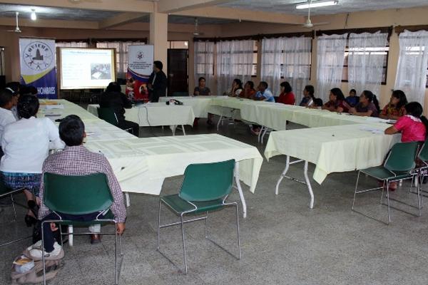 Representantes de la sociedad escuchan el informe que detalla las carencias en educación en ocho municipios de Quiché. (Foto Prensa Libre: Óscar Figueroa)