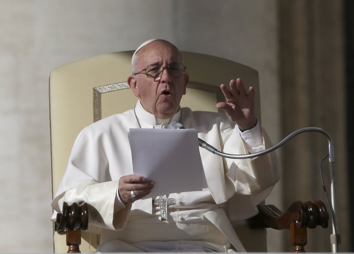 El papa Francisco ofrece un discurso a fieles católicos durante una misa. (Foto Prensa Libre: EFE).