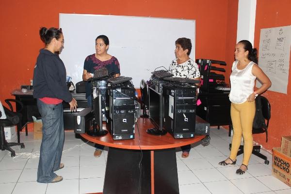 Equipo de cómputo es recibido por representantes de organizaciones en Sololá.(Foto Prensa Libre:  Édgar René Sáenz)