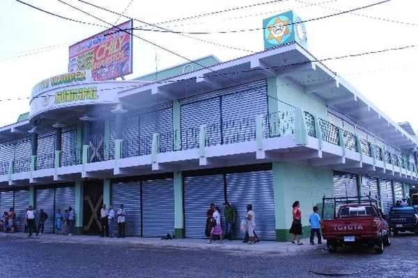 Centro de abastos de dos pisos en Flores Costa Cuca fue  edificado  en un año.