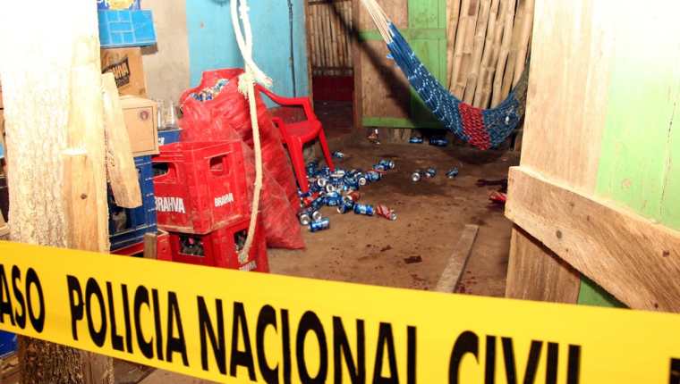 Varias bebidas alcohólicas quedaron en la escena del crimen. (Foto Prensa Libre: Rolando Miranda)
