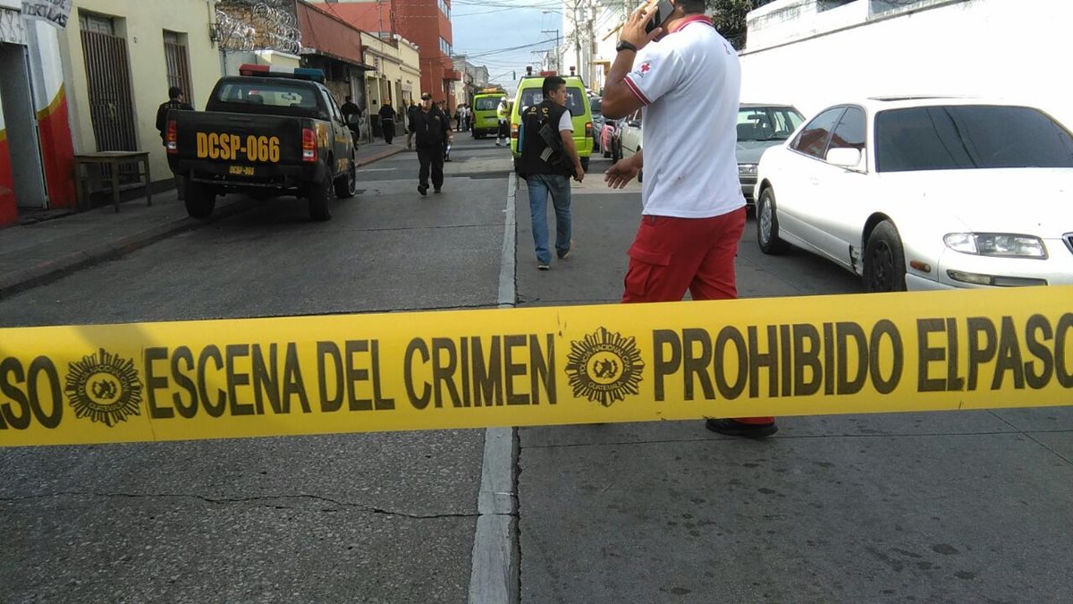 Un ataque armado frente a Unaerc dejó el saldo de cinco muertos y cuatro heridos. El área del ataque fue acordonada. (Foto Prensa Libre: Érick Ávila)