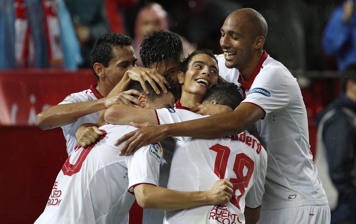 Los jugadores del Sevilla celebran el segundo gol del equipo frente al Celta de Vigo. (Foto Prensa Libre: EFE)