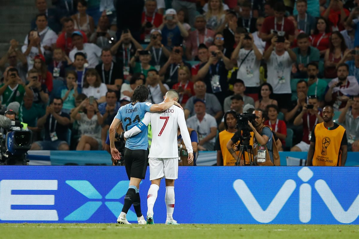 Cristiano Ronaldo ayudó a Cavani a abandonar el campo luego de que el uruguayo se lesionara. (Foto Prensa Libre: AFP)