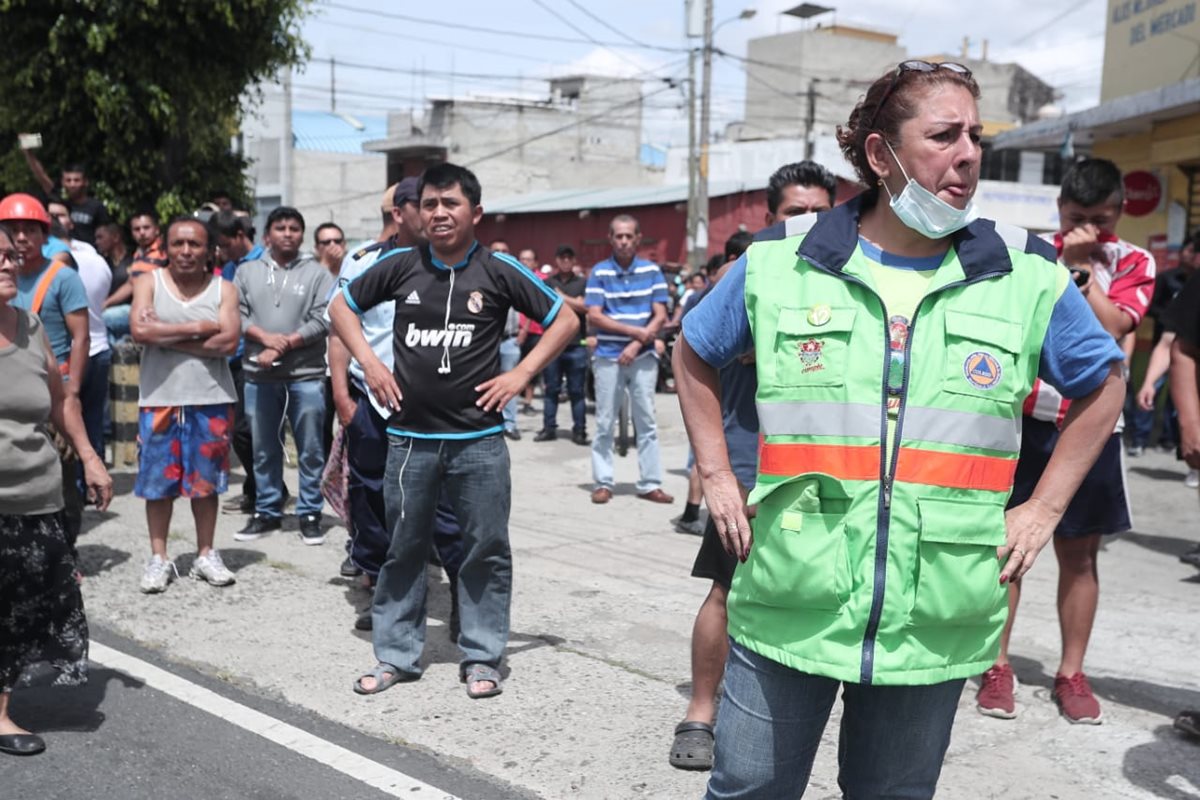 De acuerdo con los rescatistas, varios cilindros de gas salieron volando por el aire durante las explosiones.