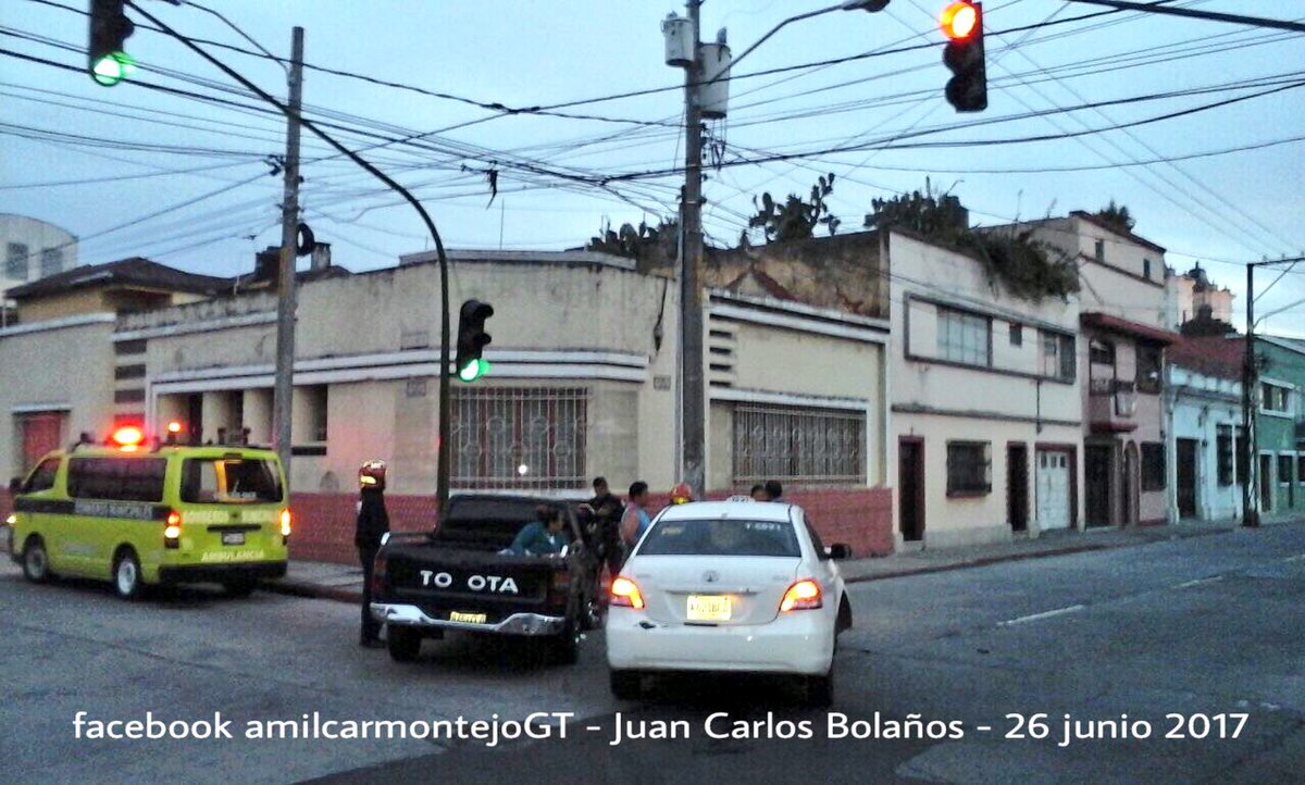 Colisión en la 3 avenida y 4 calle de la zona 1. (Foto Prensa Libre: Amílcar Montejo)