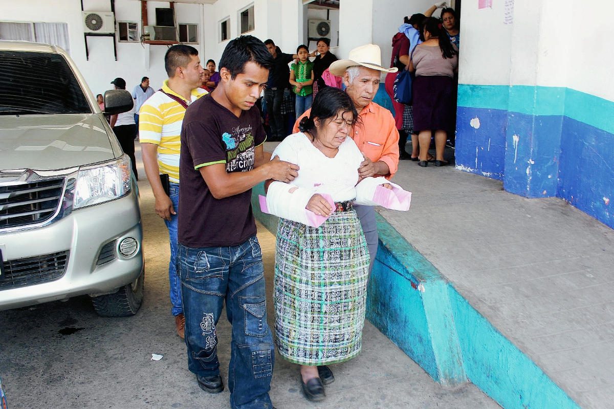 Las nueve   personas que resultaron heridos por  el accidente en Quisaché, Acatenango, fueron trasladados al Hospital Nacional de Chimaltenango. (Foto Prensa Libre: José Rosales)