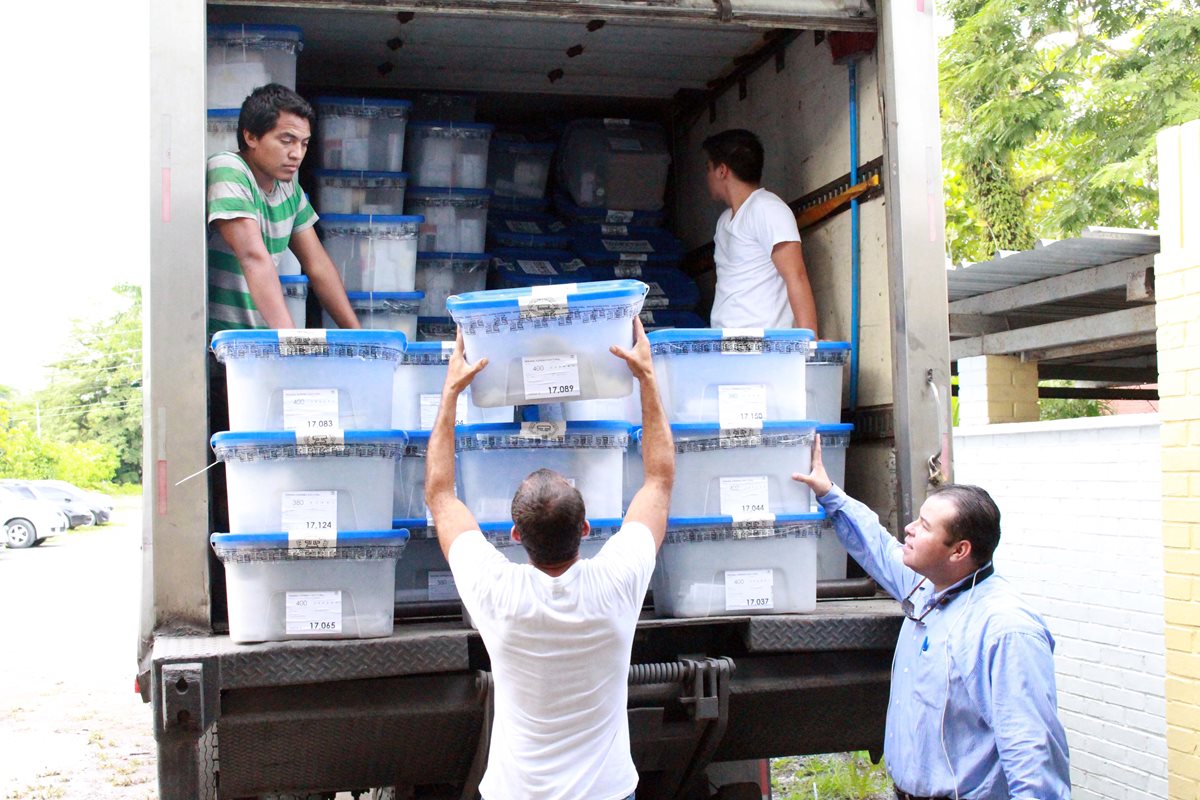 Cajas con papeletas e insumos electorales son descargadas en Puerto Barrios, Izabal. (Foto Prensa Libre: Edwin Perdomo)