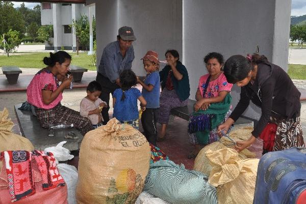 Una Familia  descansa en el cuartel de Huehuetenango, mientras espera una solución.