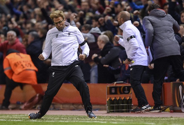 Jürgen Klopp celebró emocionado la clasificación del Liverpool a semifinales de la Liga Europa. (Foto Prensa Libre: EFE)