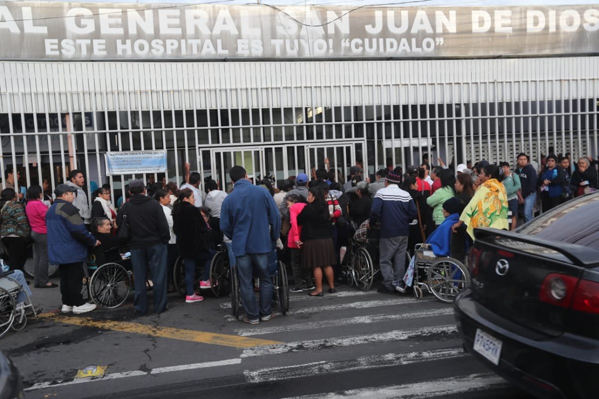 Pacientes del Hospital San Juan de Dios esperan que les reprogramen la cita. (Foto Prensa Libre: Érick Ávila)