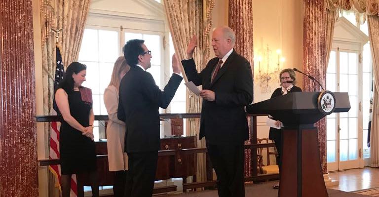 Subsecretario de Estado, Thomas Shannon,  juramenta en Washington al nuevo embajador  de EE.UU. en Guatemala, Luis Arreaga. (Foto Prensa Libre: Jo-Marie Burt)