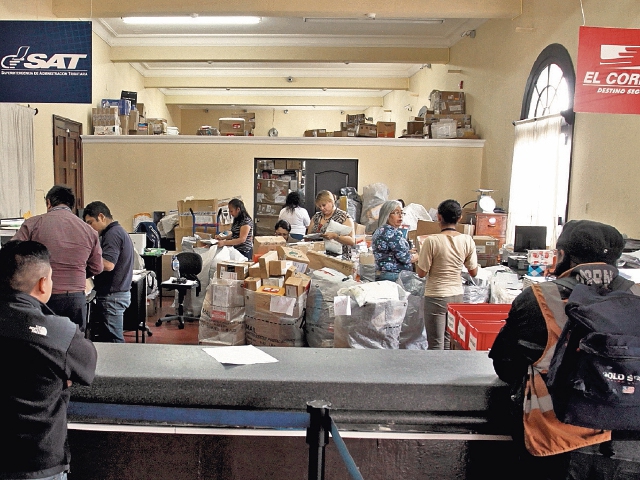 La aduana social o Departamento de Fardos Postales recibe durante las fiestas de fin de año miles de kilos de encomiendas de todo tipo. EDWIN BERCIAN
